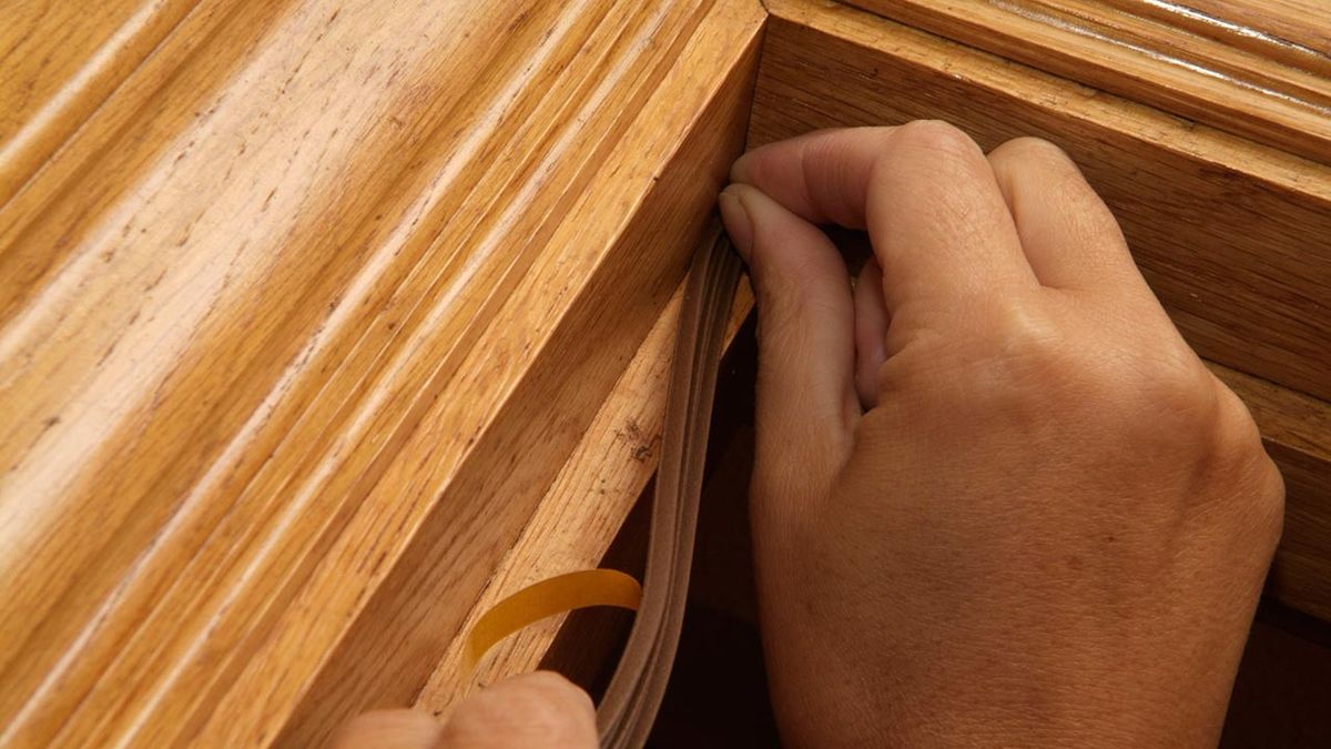 Cómo colocar un burlete en la puerta de entrada paso 8