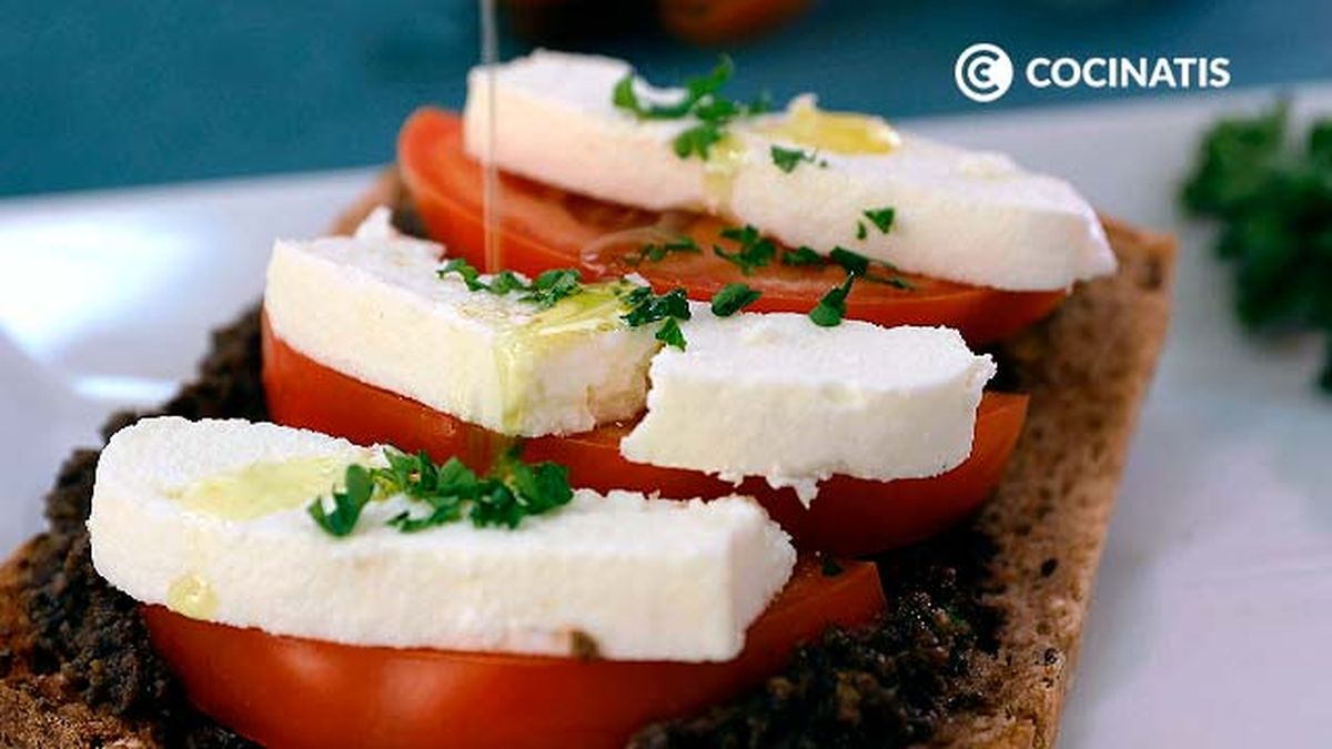 Receta de tostas de tapenade con tomate y queso fresco  paso 5