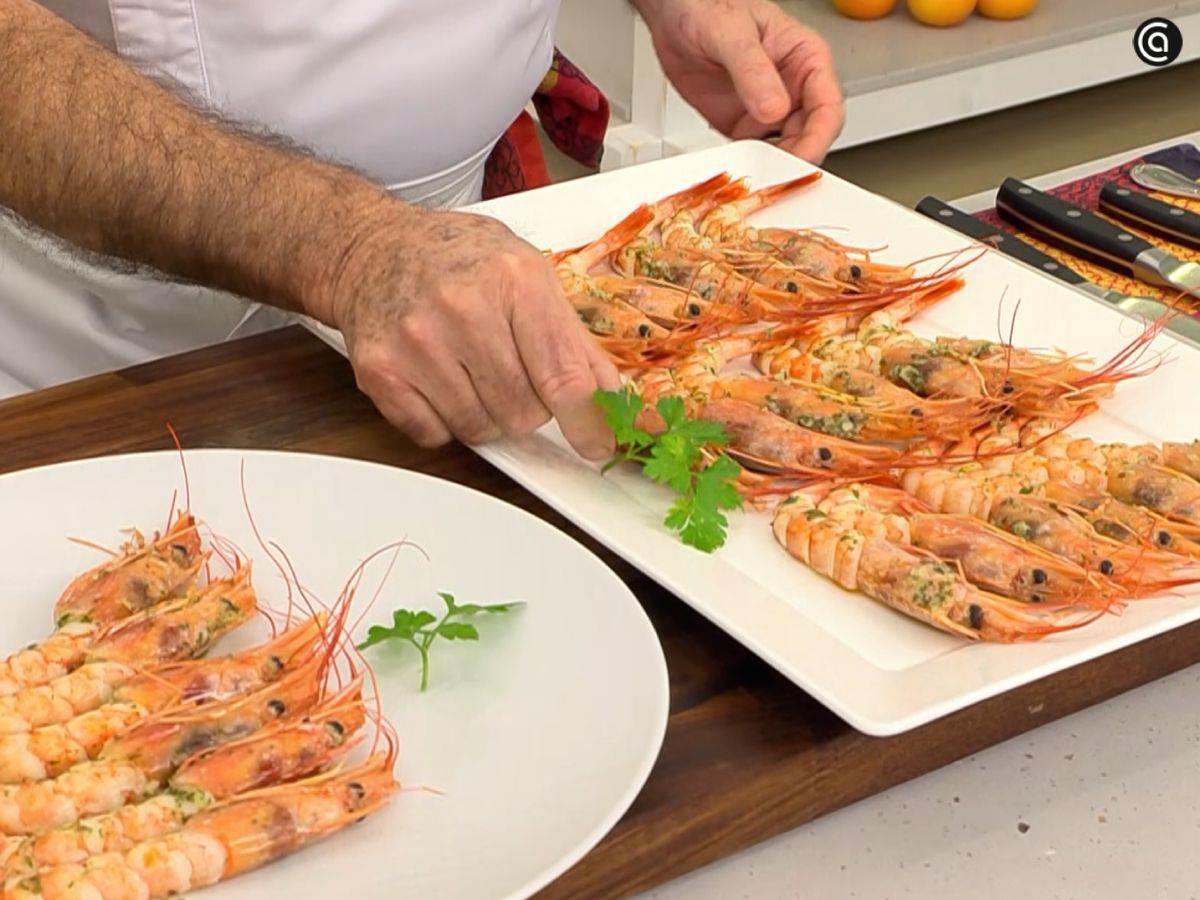 Los gambones salen del horno listos para servir, decorados con un toque de perejil fresco.