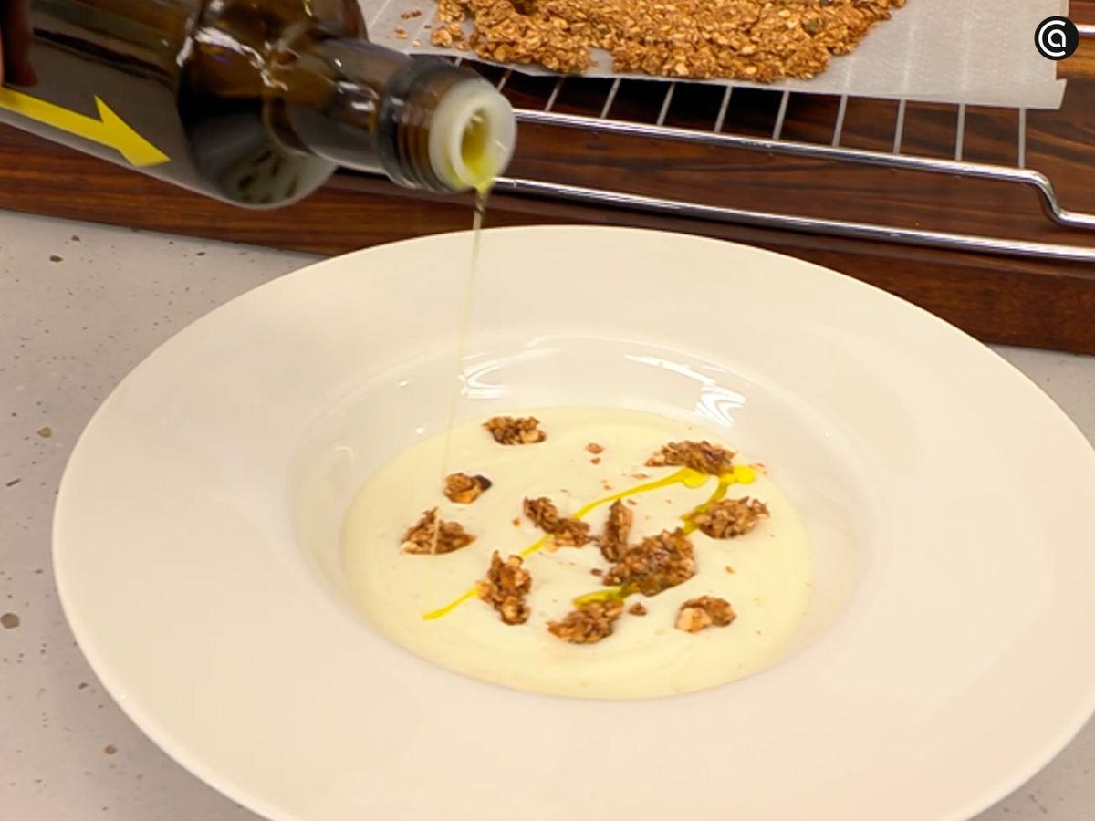 Coloca la granola de avena encima de la crema de coliflor
