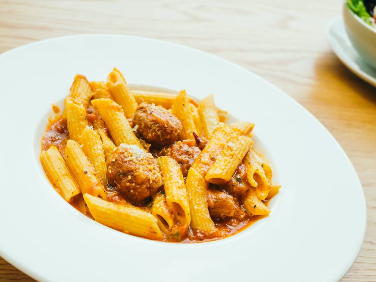 Los macarrones con chorizo nos conectan a calidez del hogar.