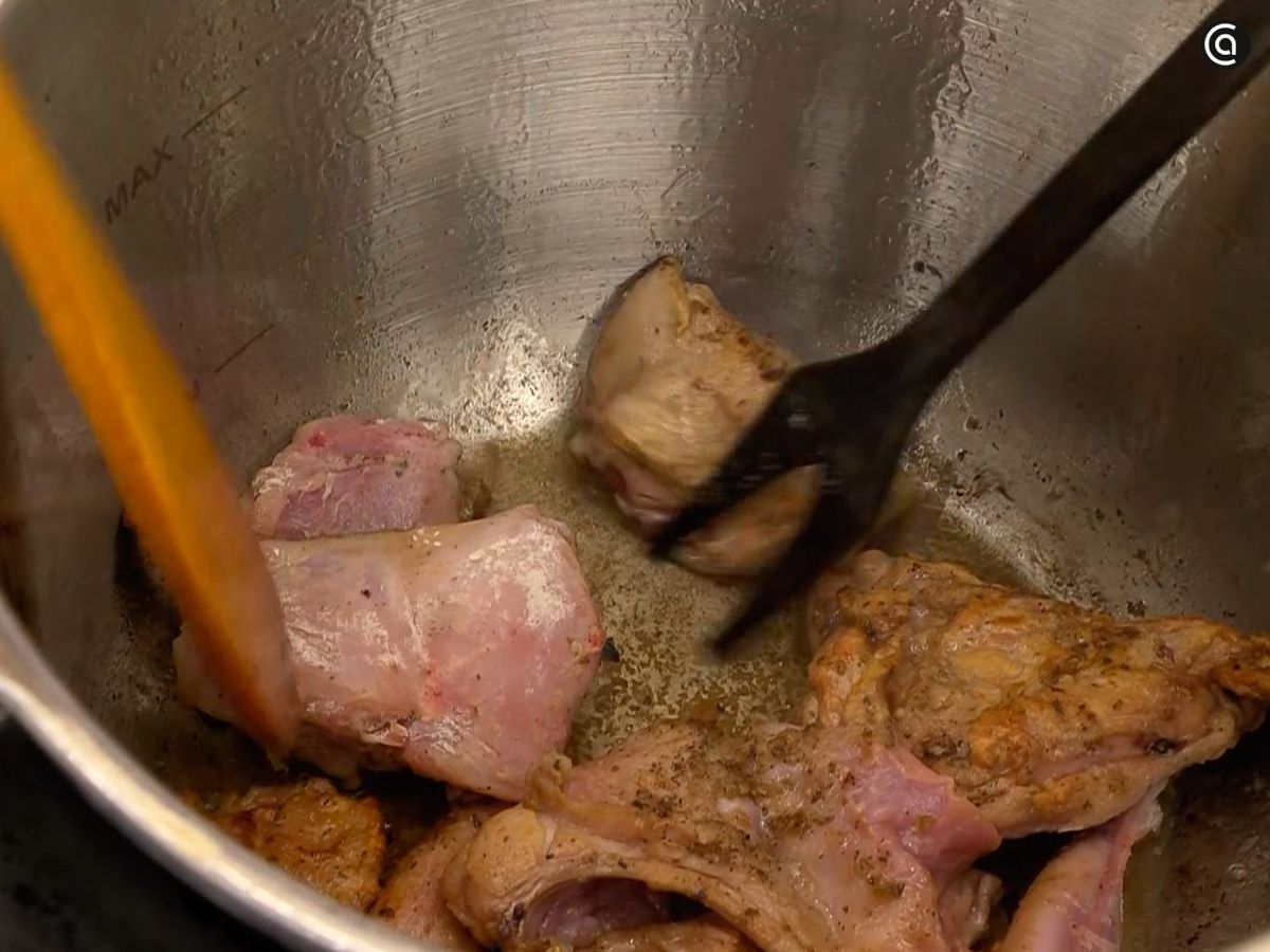 Fríe los trozos de conejo a fuego medio-alto hasta que queden dorados