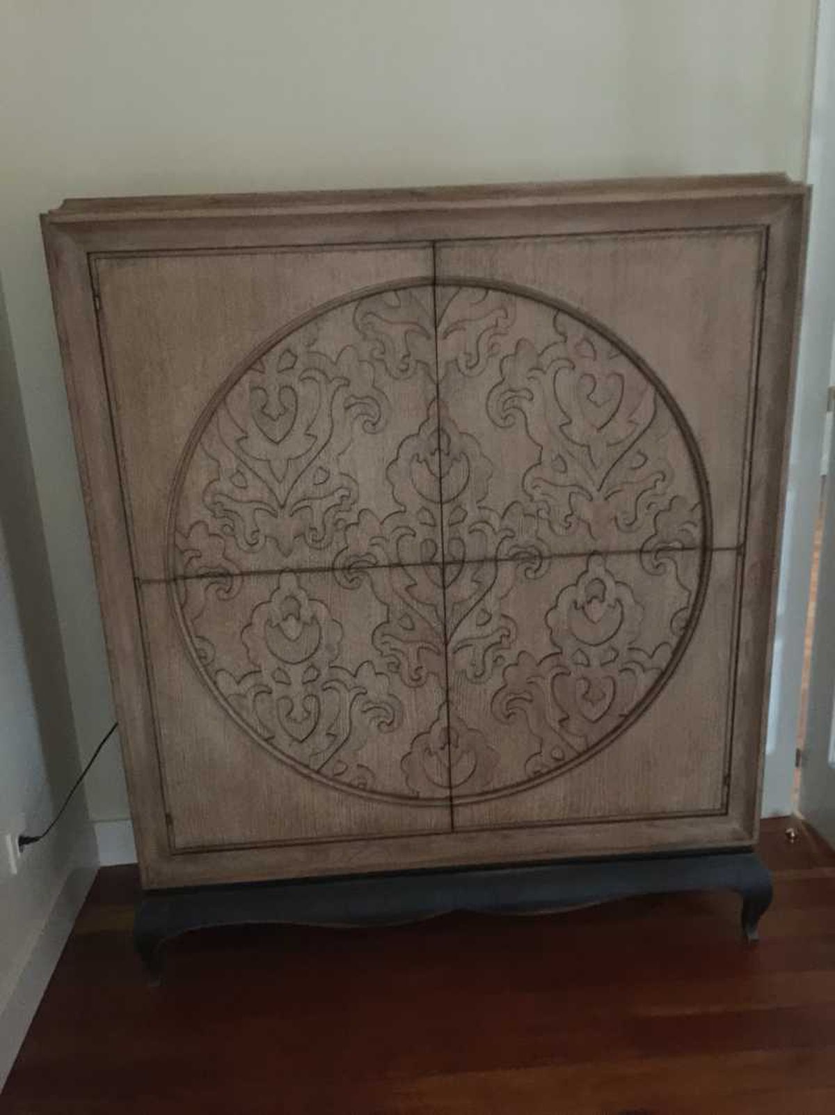 Mueble auxiliar de comedor tallado.