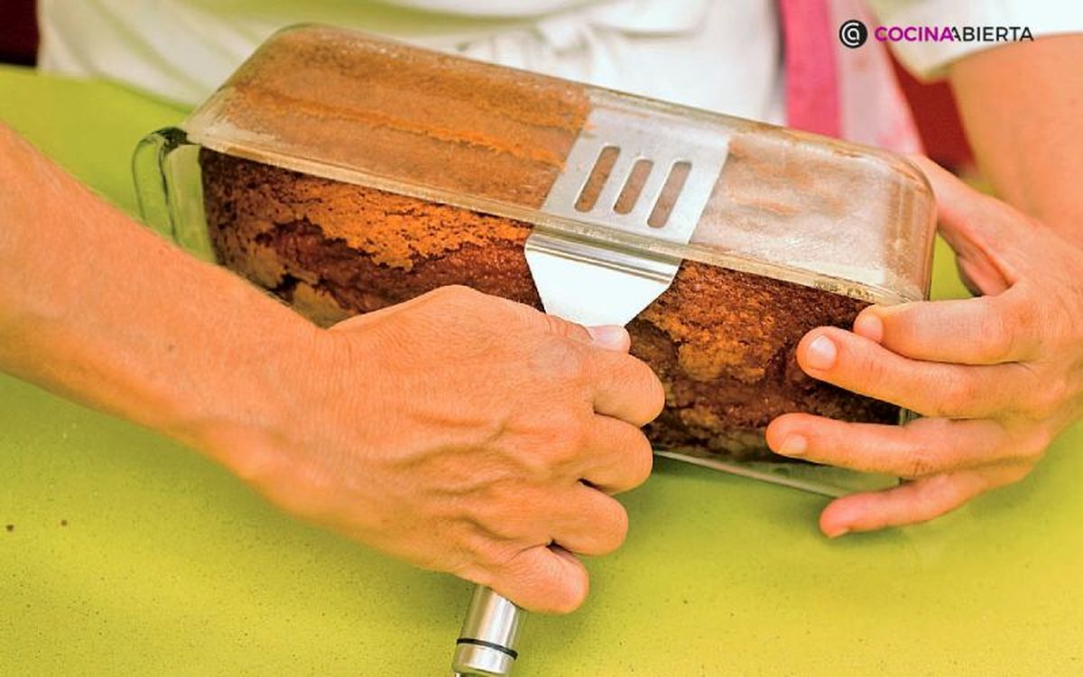 Vuelve a hacer palanca para acabar de desmoldar el bizcocho