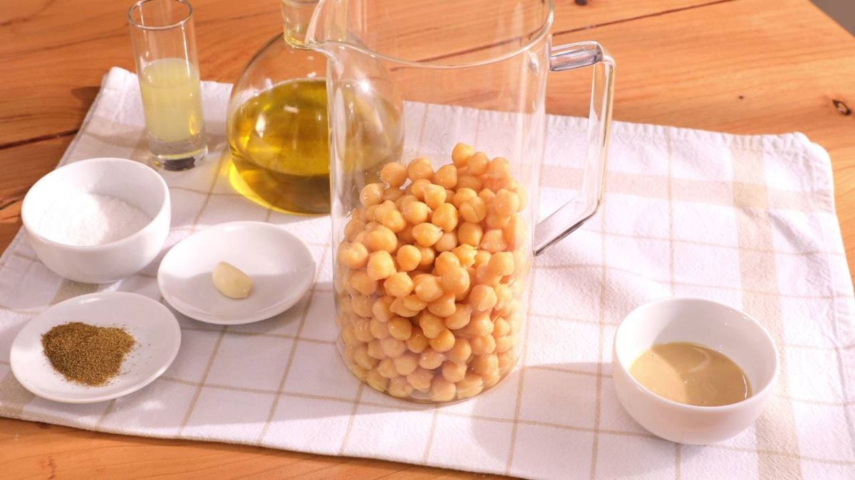Coloca los garbanzos cocidos en el vaso de la batidora para empezar a preparar el hummus