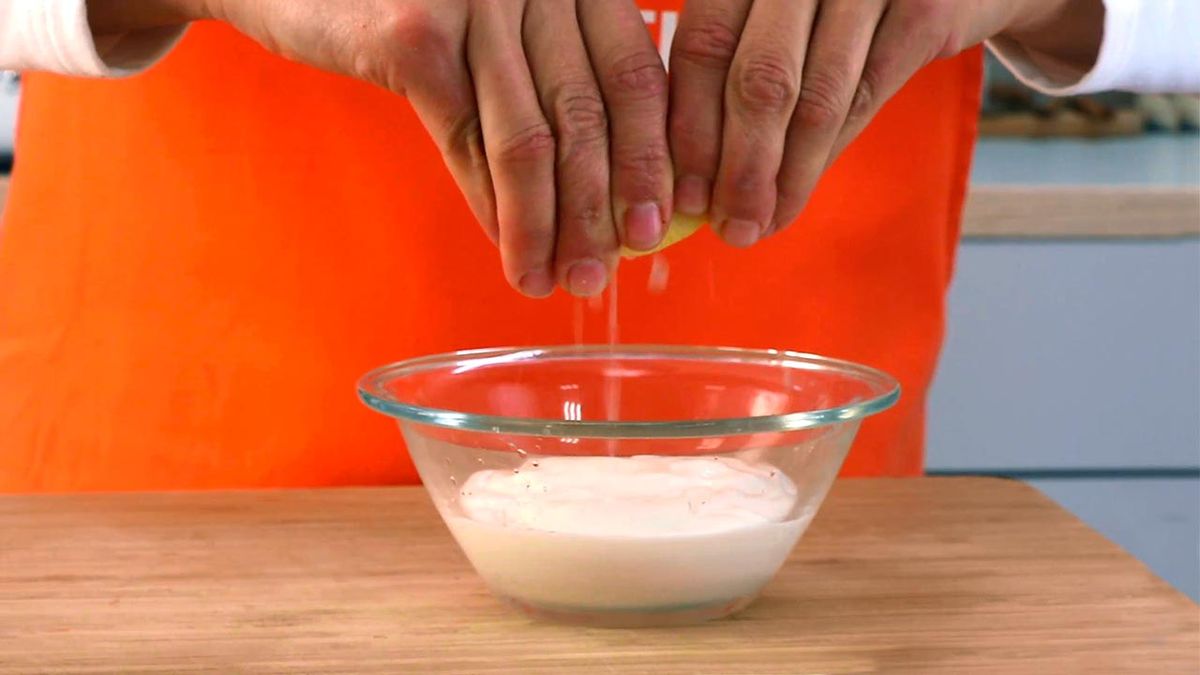 Receta de tortitas de calabacín con salsa de yogur  paso 5