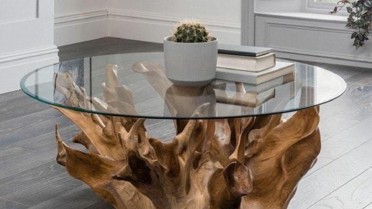 Mesa de cristal realizada con una base de tronco