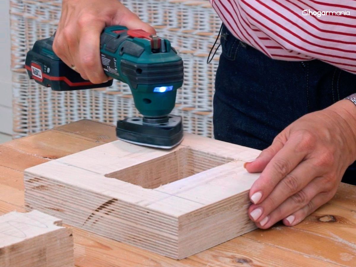 Lijar el portarretratos hecho con retales de madera