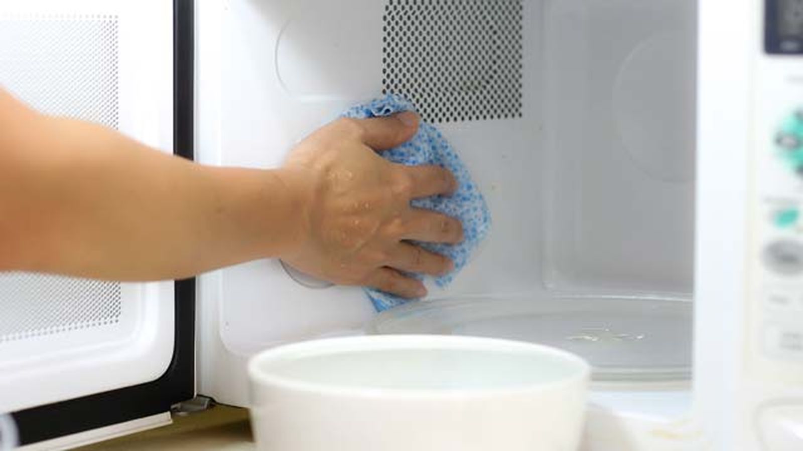 como limpiar el microondas con agua y limon3 como limpiar el microondas con agua y limon3