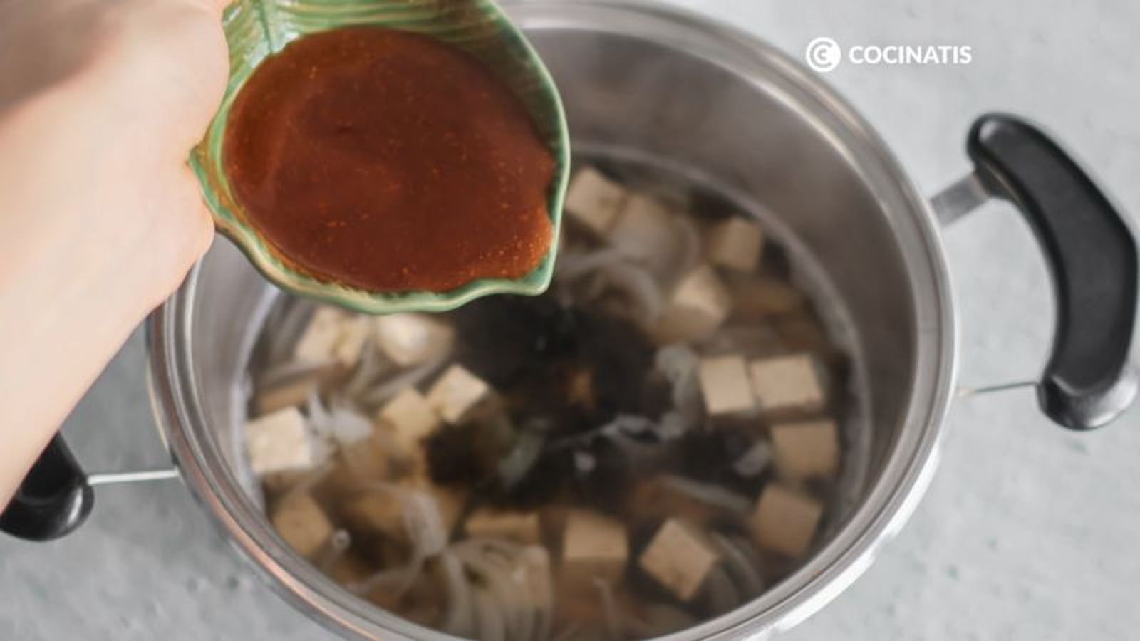 Agregamos el miso a la sopa japonesa