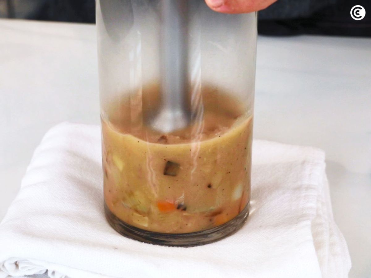 Triturar la salsa para el solomillo de cerdo