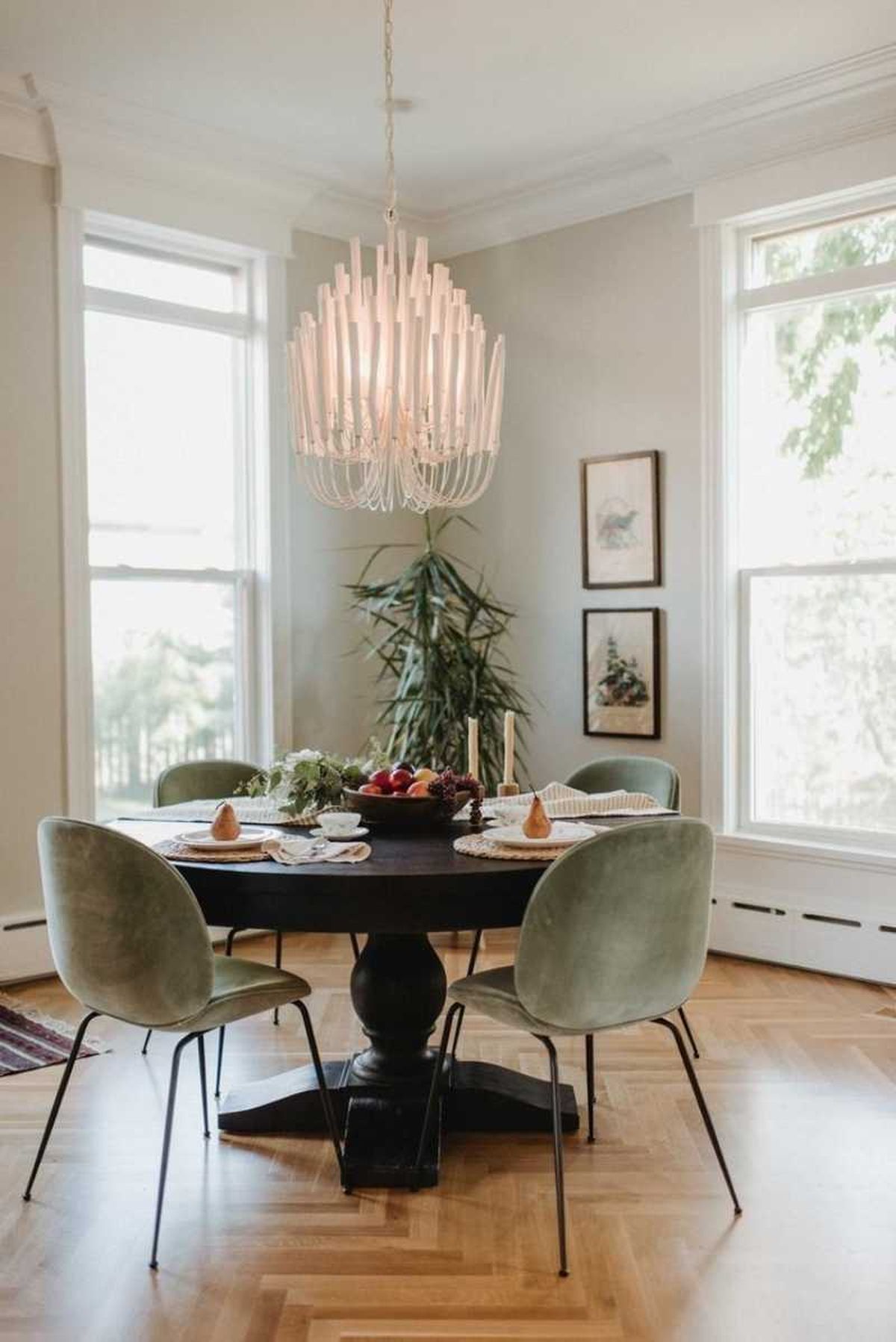 Comedor elegante con mesa vintage y sillas modernas.