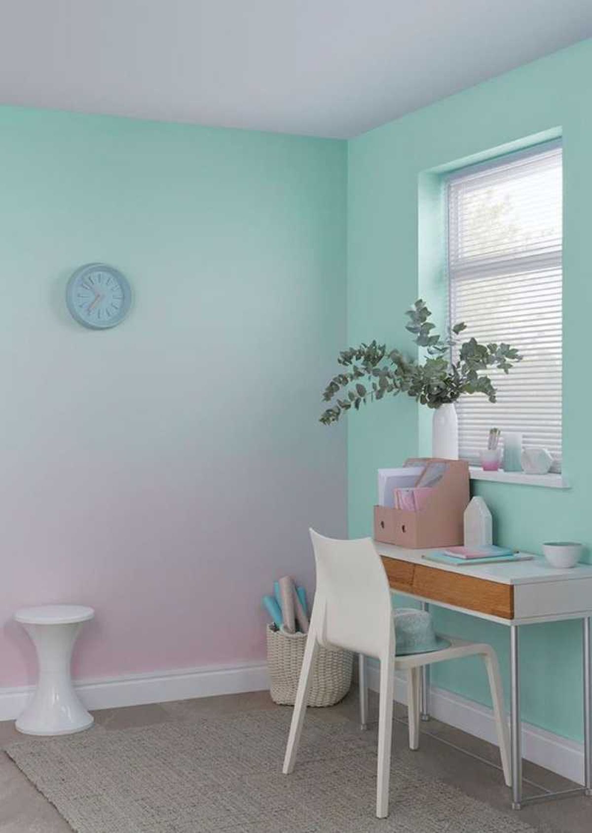 Zona escritorio de un dormitorio juvenil con pared de estilo ombré multicolor.