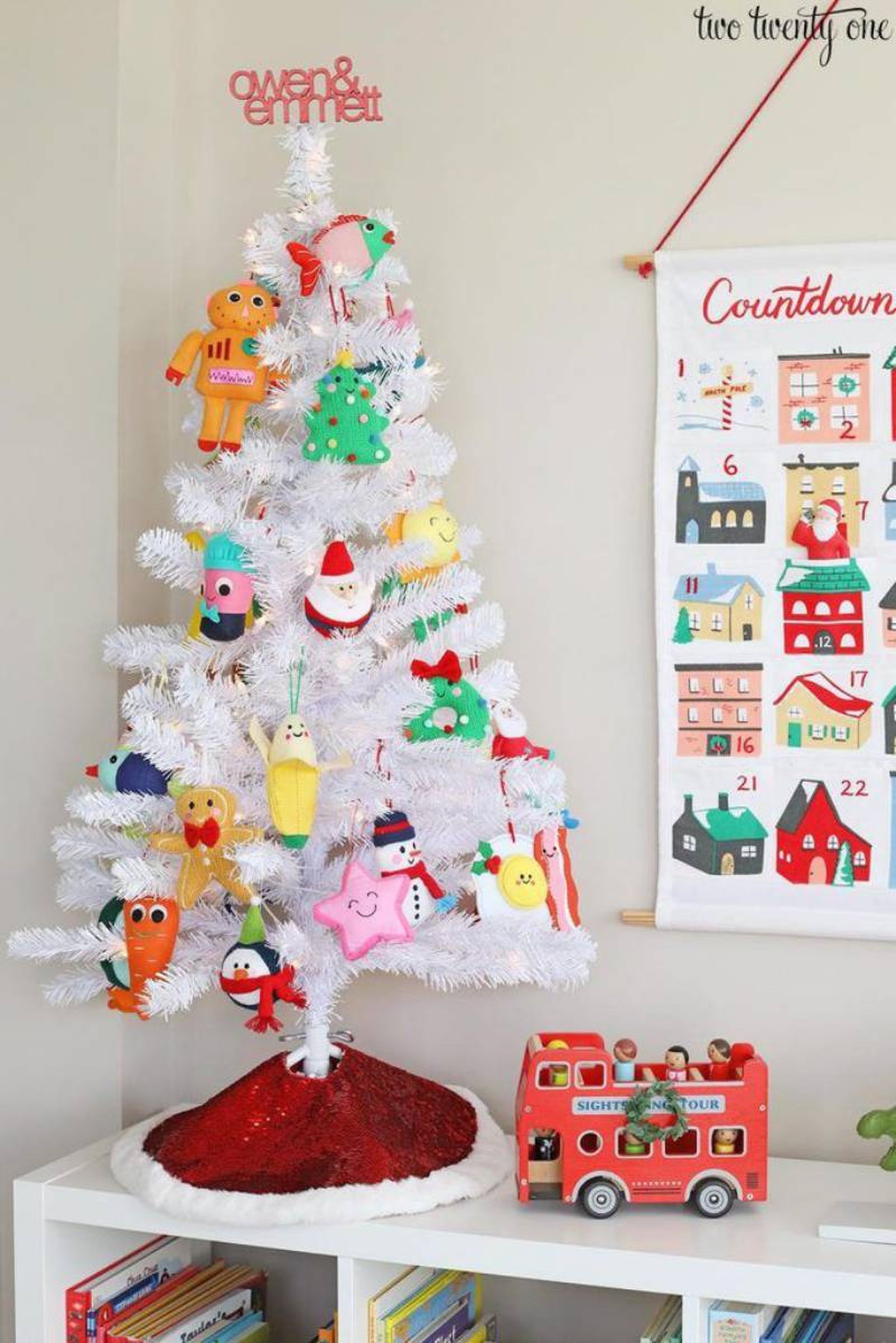 Rincón navideño para niños blanco con árbol pequeño y colorido. Rincón navideño para niños blanco con árbol pequeño y colorido.