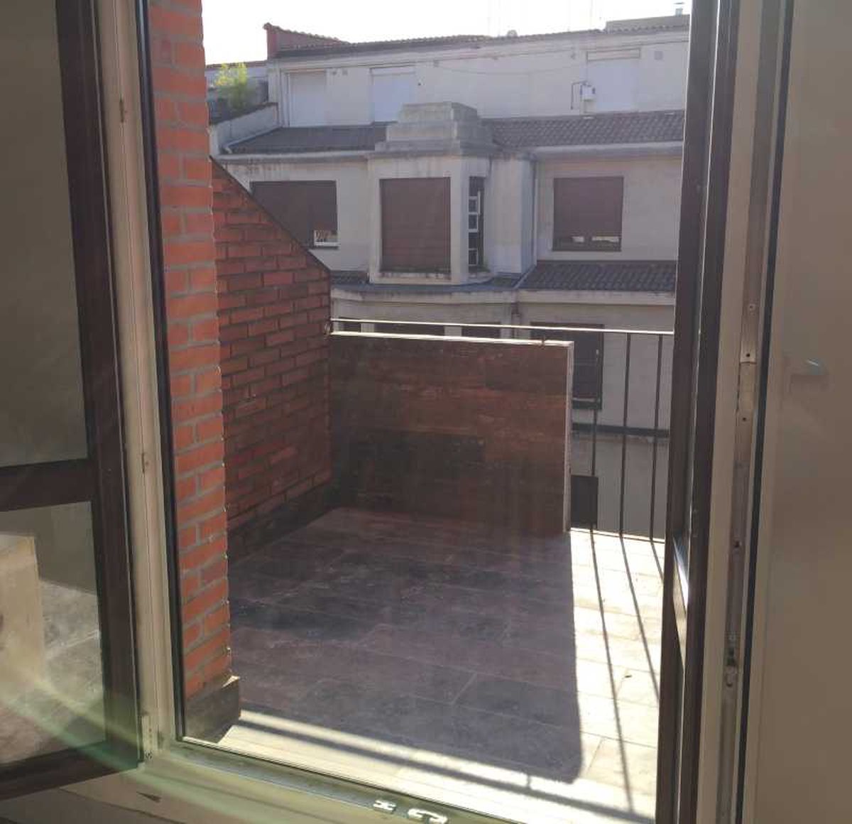 Terraza con suelo de baldosas de imitación a madera.