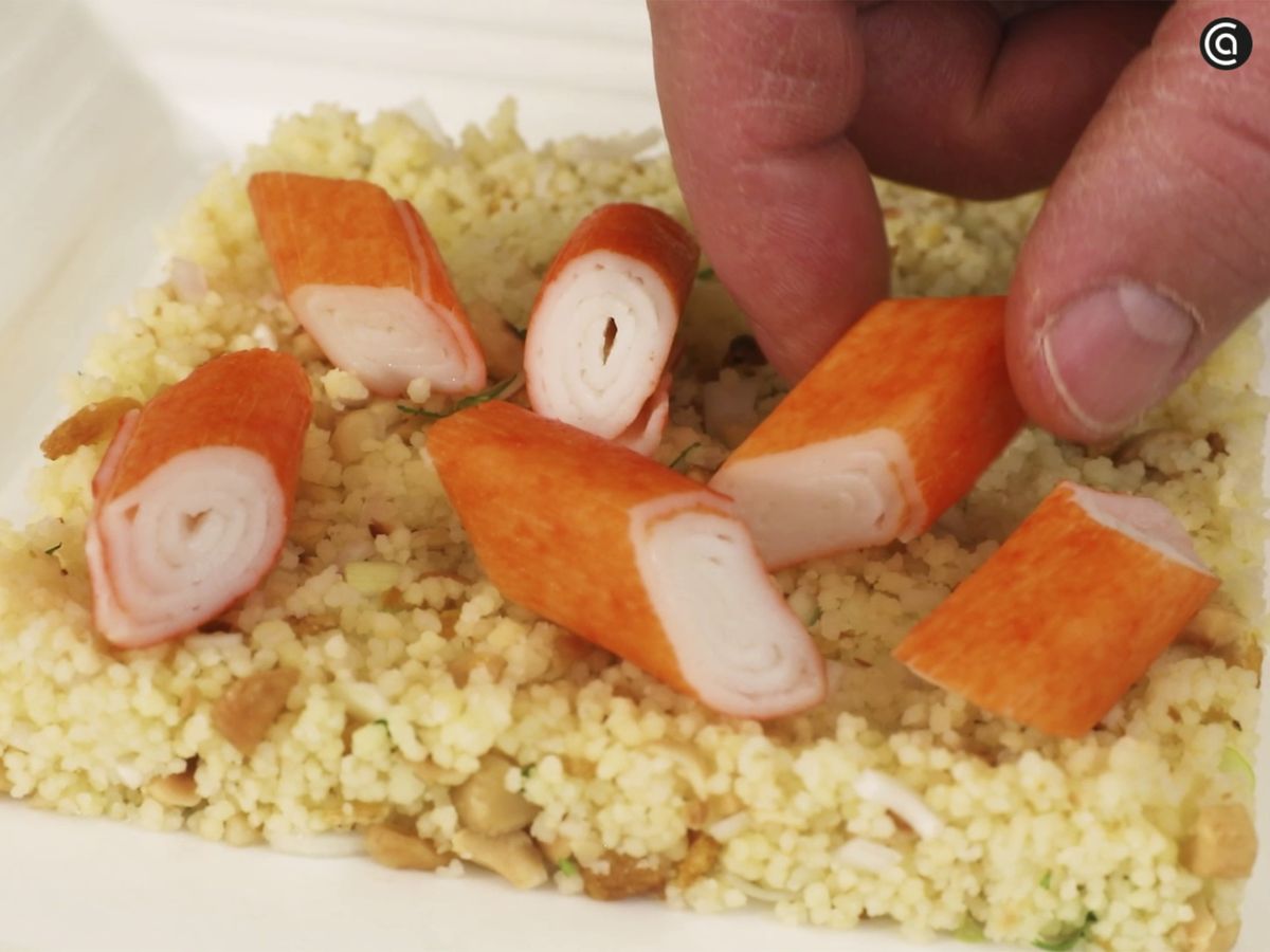 Emplata y sirve el surimi y el tomate por encima
